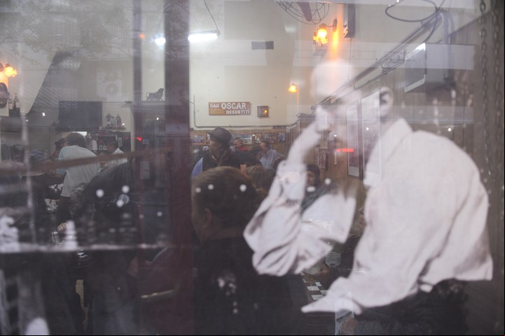 Bar. Una imagen de Duchamp en el Bar Oscar, ubicado en la edificación donde residió. / Martín Bonetto