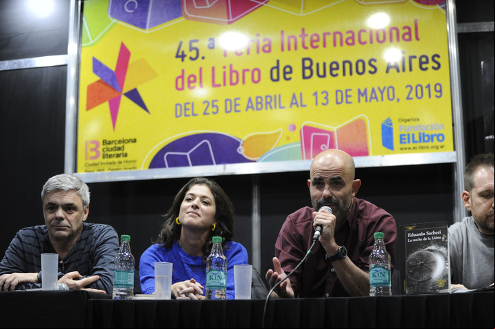En la Feria del Libro de este año, se hizo la presentación “Eduardo Sacheri: Del libro al cine”. Estuvieron Sacheri y Borensztein. / Juano Tesone