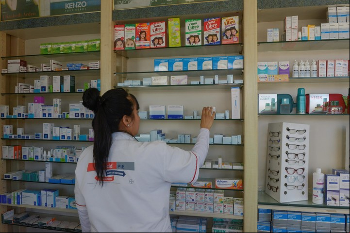 Los descuentos del Banco Ciudad sirven en cualquier farmacia, si el pago es con tarjeta de débito. Foto: Rafael Mario Quinteros/Archivo.