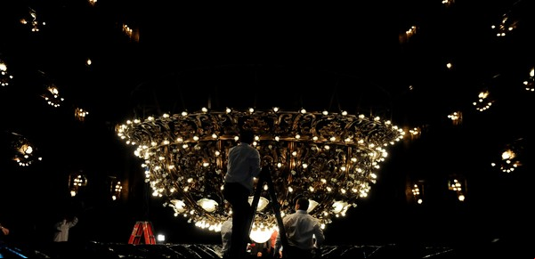 Teatro Colón: el día que la histórica araña baja de las alturas para volver a brillar