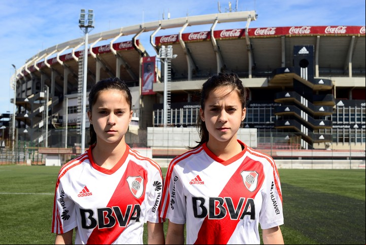 Atrás, el Monumental. Antes habían jugado en el Club de Amigos, con varones.