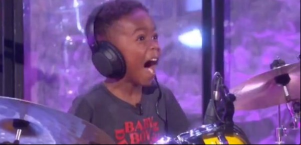 Video: la imperdible reacción de un niño de 5 años que fue sorprendido por Lenny Kravitz mientras tocaba la batería