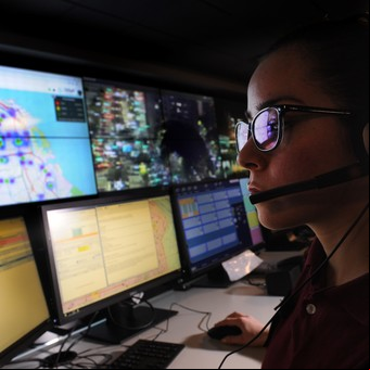 Las llamadas desesperadas y las denuncias insólitas que entran cada noche en el 911