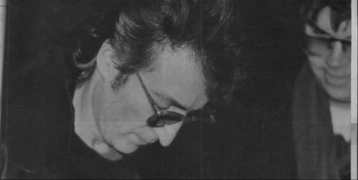 El momento en que John Lennon le firma un autografo a su asesino, Mark David Chapman, unas horas antes de la tragedia.