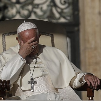 Nueva embestida de los conservadores contra Francisco: "Ni el Papa puede abolir el celibato de los curas"