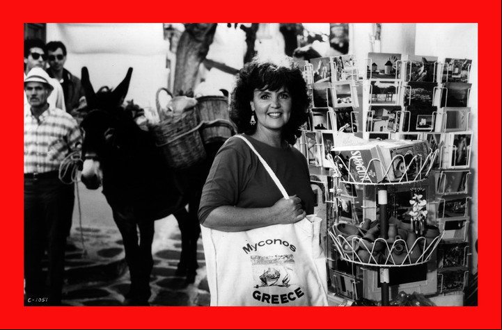 Escenas de la película Yo amo a Shirley Valentine, con Pauline Collins.