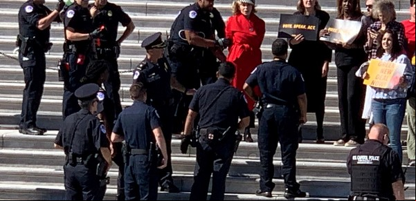 Detuvieron a la actriz Jane Fonda por protestar en el Congreso de Estados Unidos