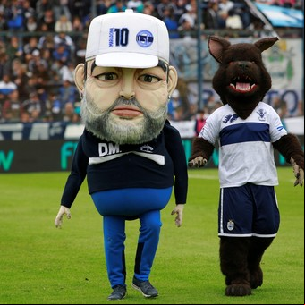 Presentaron un muñeco parecido a Diego Maradona y arrasaron los memes