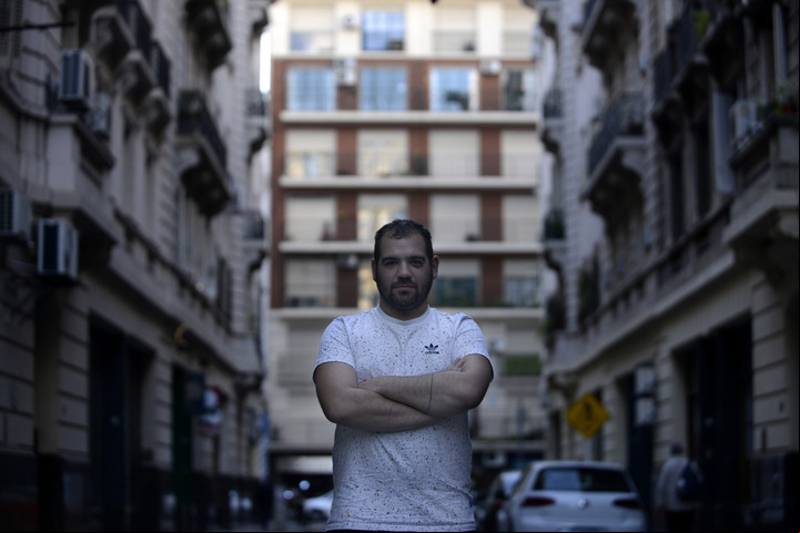 "Es la respuesta feminista para construir un amor libre pero no individualista", dice Juan Pablo Cucciniello, miembro de Varones Antipatriarcales. Foto: Emmanuel Fernandez