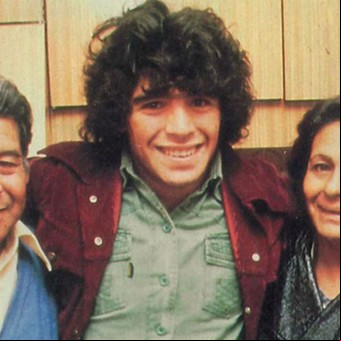 El primer sueldo del adolescente Diego Maradona: mucha pizza y el amor de Doña Tota
