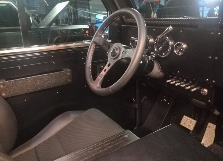 Interior austero y selectora automática al volante.