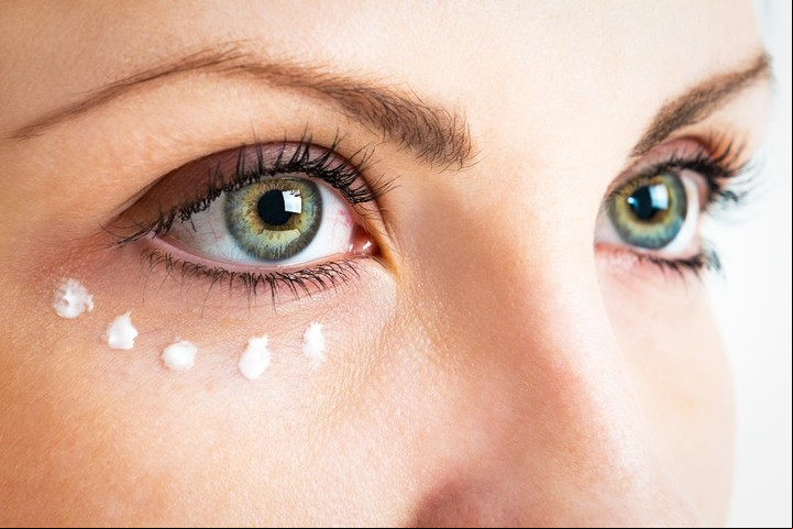 Para colocar la crema de párpados, conviene realizar suaves golpecitos.