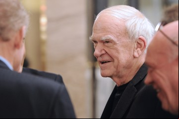 Milan Kundera dona sus libros y su archivo personal a una biblioteca pública checa