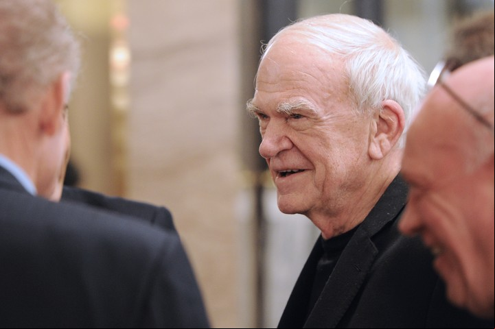 Milan Kundera en una foto de 2010. El escritor checo murió a los 94 años. Foto AFP.
