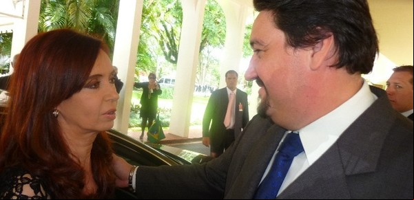 Un ex gobernador arregló con Cristina Kirchner y lo sancionaron en su partido