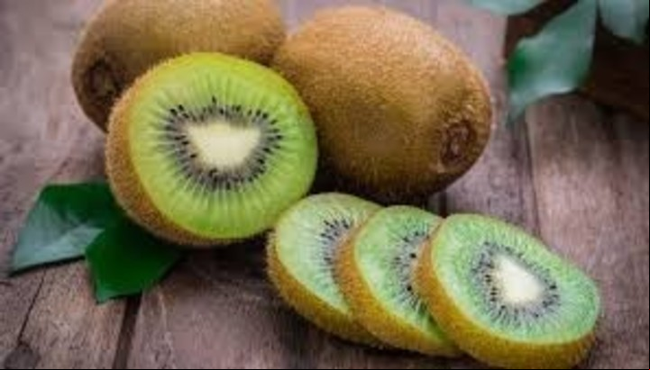 Por su contenido de vitaminas y minerales, el kiwi tiene múltiples beneficios.