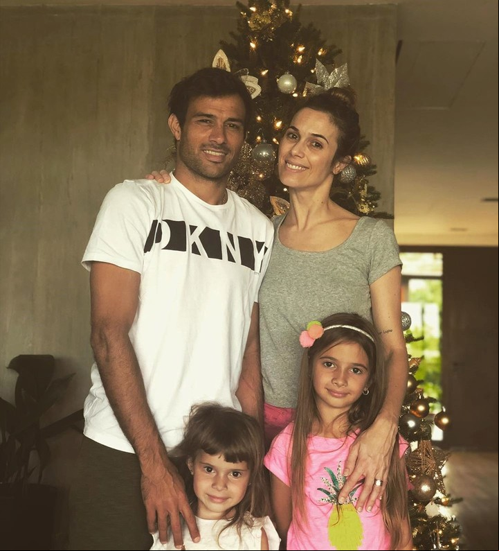 Darío Cvitanich, Chechu Bonelli y sus dos hijas: Lupe y Carmela.