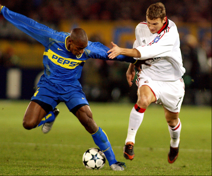 Schevchenko forcejea con Perea en la final de la Copa Intercontinental 2003 que Boca le ganó al AC Milán. (AFP)