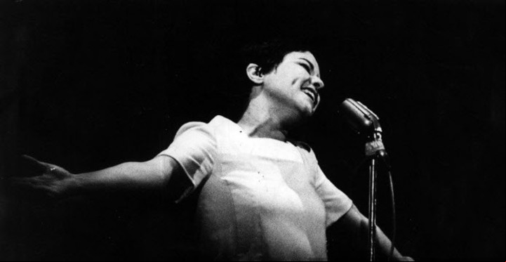 Entrega. Elis Regina dejaba su alma en el escenario. /Foto: AFP.