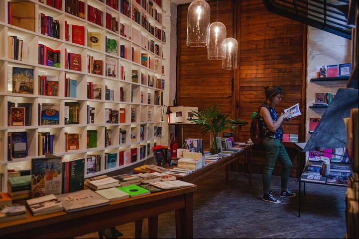 Falena es una librería y cafetería, donde un profundo sofá y sillones te invitan a arrancar algo de las estanterías. Foto: Archivo Clarín. 