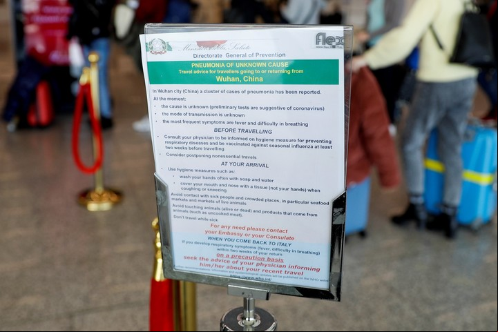 Un aviso en una terminal del aeropuerto de Roma, donde se insta a incrementar las precauciones a quienes viajan a la zona de Wuhan, China, que es donde se cree comenzó el brote. / AP
