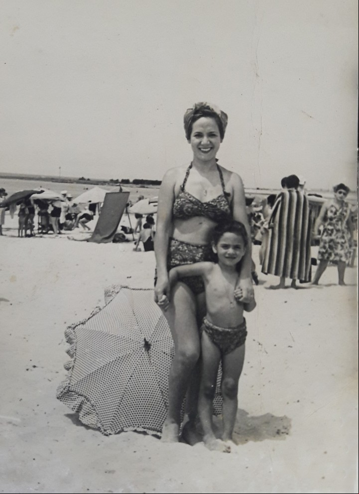María Rosa y su mamá, en la playa. "Estas fotos, después, se las mandábamos a mi viejo, con cosas que le escribíamos en la parte de atrás".