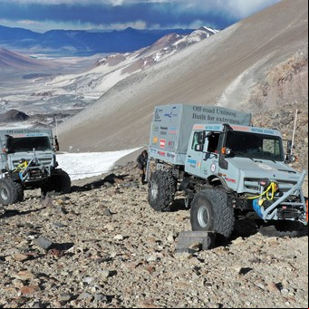 Dos camiones suben a un volcán y logran el récord de altura para un vehículo