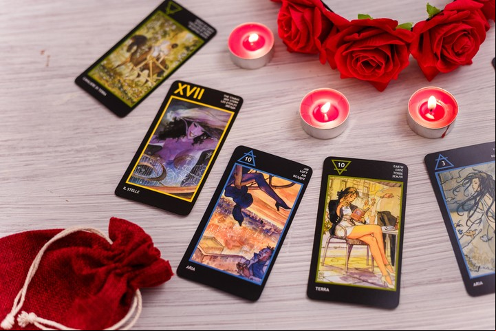 El Tarot es un lenguaje simbólico popularmente -y lamentablemente- conocido para “adivinar o predecir el destino”. Foto: Elena Seiryk / Shutterstock.com
