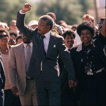 Hace 30 años Nelson Mandela salía de prisión con la libertad en un puño