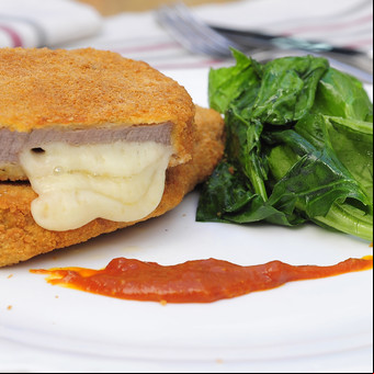 Milanesas rellenas con salsa de curry