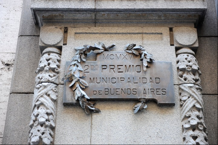 Placa. Del premio entregado en1925 a la edificación de Reconquista 46. / Luciano Thieberger.