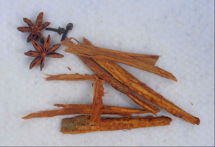 Especias como canela, anís, clavo de olor  y cardamomo para dar aroma y sabor a los postres (Clarín)