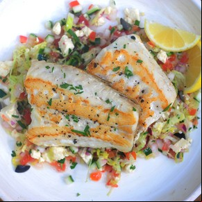 Pescado grillado con ensalada griega