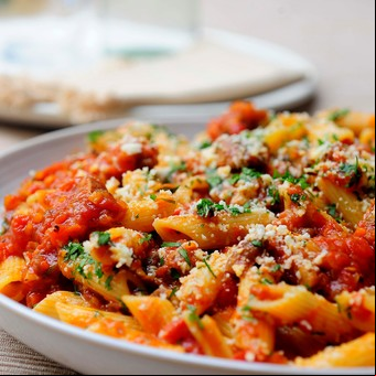 Penne con salsa de hongos y salchicha parrillera