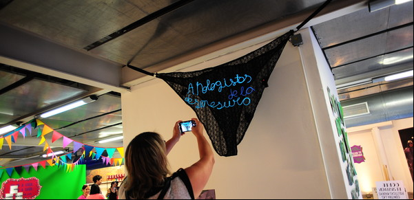 Tangas, globos y latas para voltear: cómo fue la kermés feminista del Museo de la Lengua