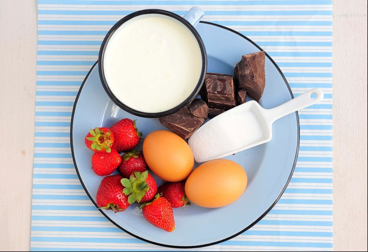 Crema asada de chocolate y frutillas por Narda Lepes, ingredientes (Clarín)