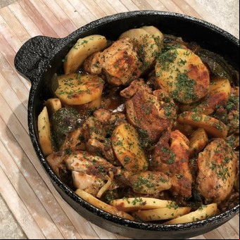 Pollo con papas, ajos y cebollas