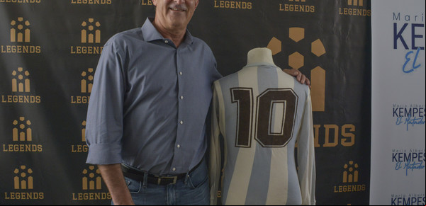 Mario Kempes disparó con munición gruesa contra la dirigencia del Valencia: "No sólo están destrozando al equipo sino también al club"