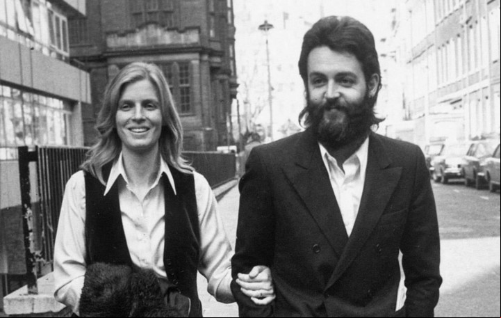 El ex Beatle con su esposa, por 1971, en Londres. Foto Archivo Clarín