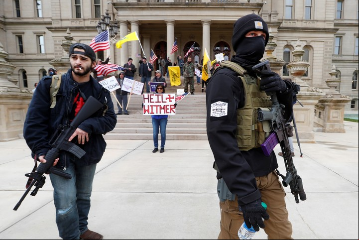 En Lansing, Michigan, el jueves hubo protestas de habitantes con rifles para exigir que se termine la cuarentena. /AP