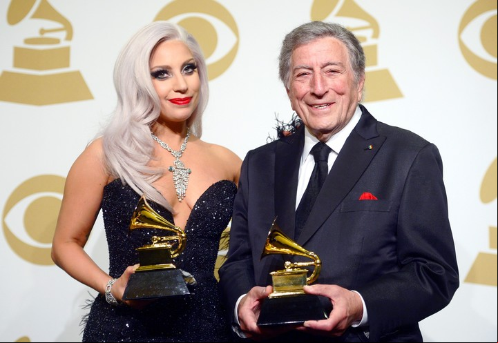 Lady Gaga y Tony Bennett, con el Grammy que ganaron por la interpretaciópn de Cheek to Cheek. Foto AFP