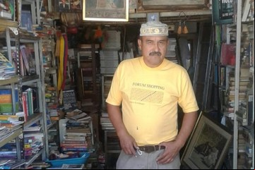 El librero de la Villa 31: "Desde que empezó la pandemia, lo que más vendo es la Biblia"