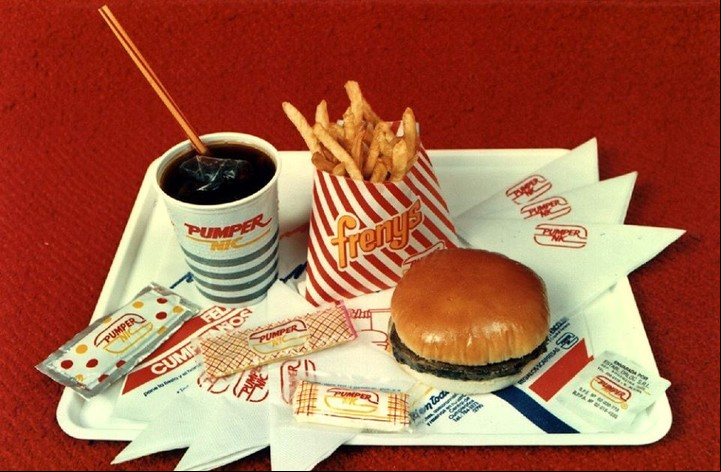 Un menú clásico de Pumper Nic, con el sandwich Mobur y las papas fritas Freny's.