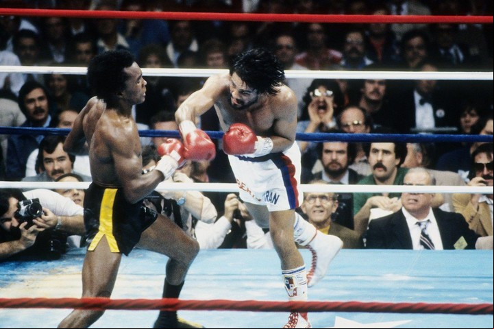 Con un movimiento de cintura, Ray Leonard hace fallar un derechazo a Roberto Durán durante el segundo combate entre ambos en Nueva Orleans.