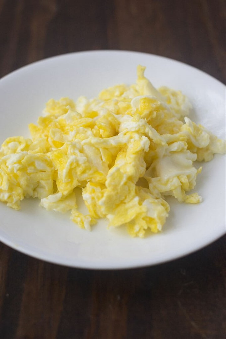 Medio huevo revuelto es una buena dosis como proteína para un perro./ (@thecookful)