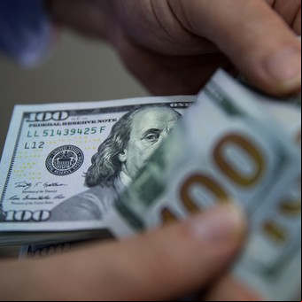 Billetes falsos de 100 dólares: cuál es la fórmula infalible para detectarlos al instante