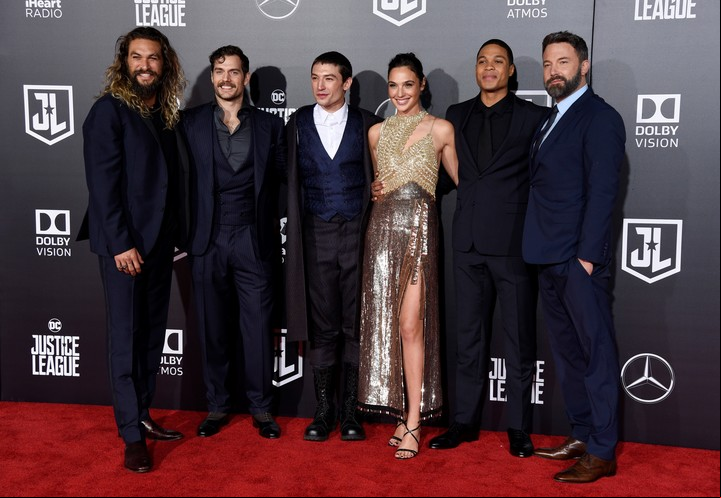 El elenco de "La Liga de la Justicia" posa en el estreno de la película en Los Ángeles en 2017. De izquierda a derecha: Jason Momoa, Henry Cavill, Ezra Miller, Gal Gadot, Ray Fisher y Ben Affleck. Foto: Chris Pizzello/Invision/AP, File.