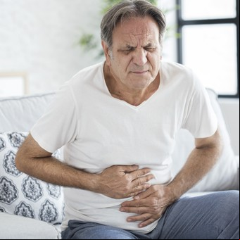 Un especialista explica qué es la gastritis erosiva con sangrado que sufrió Alberto Fernández