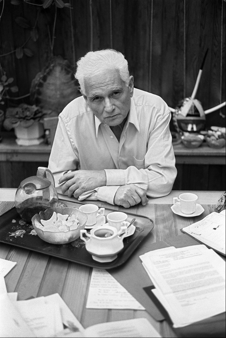 Jacques Derrida (1930–2004) fue un filósofo franco-argelino, conocido popularmente por desarrollar un análisis semiótico conocido como deconstrucción.
Foto: AFP, Pierre Verdy