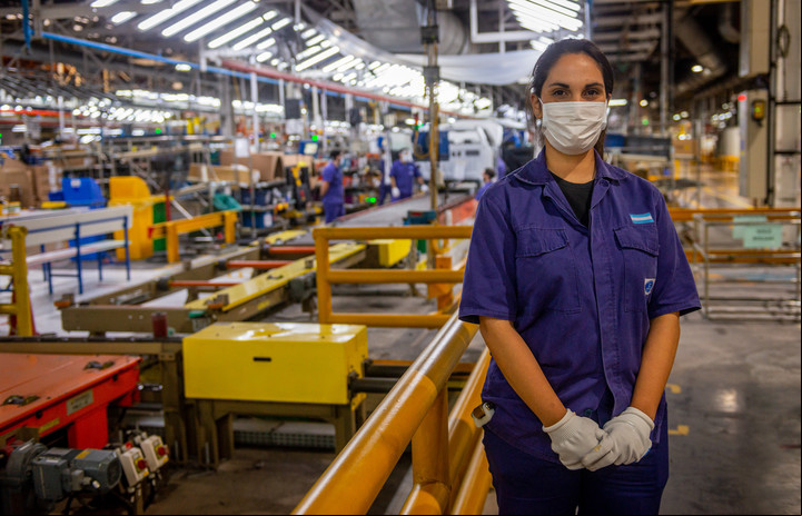 Valeria Murúa, operaria de la Línea 3 de Tapicería de la planta de de Ford en Pacheco Buenos Aires.
Foto: Rafael Mario Quinteros